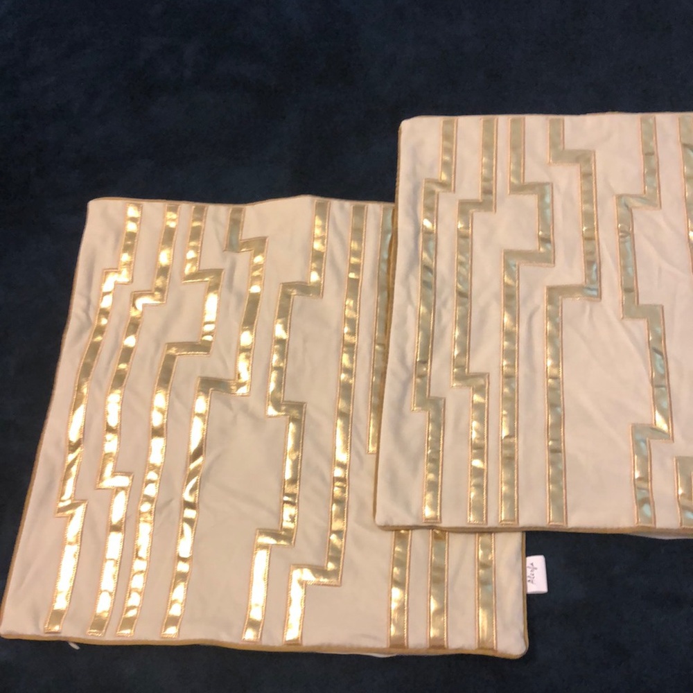 2 beautiful Luxury European pillow covers with hidden zip closure 💛💛💛